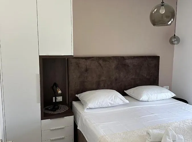 Mare's 1 Apartment Split